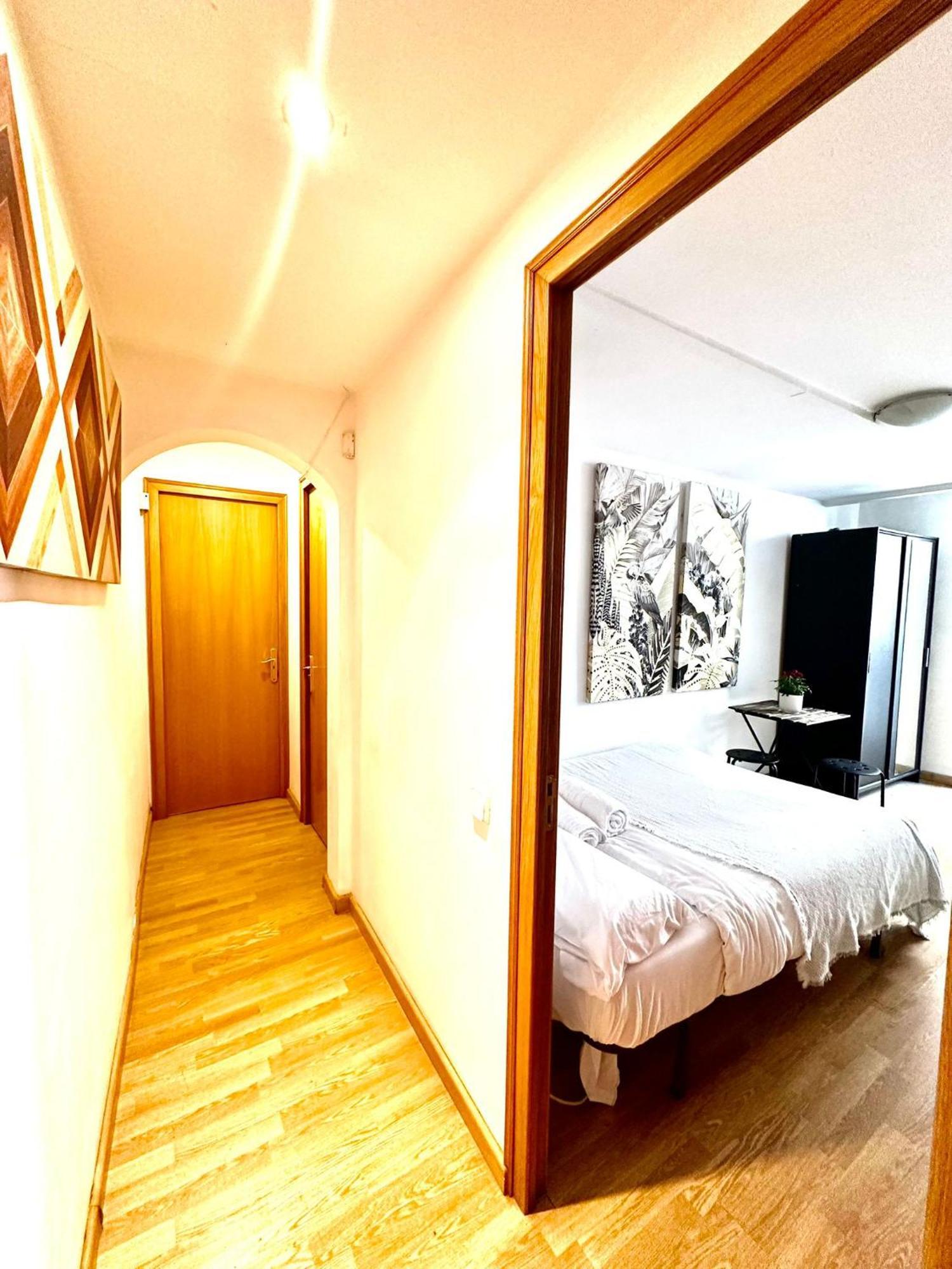 Private Rooms In City Center Барселона Экстерьер фото
