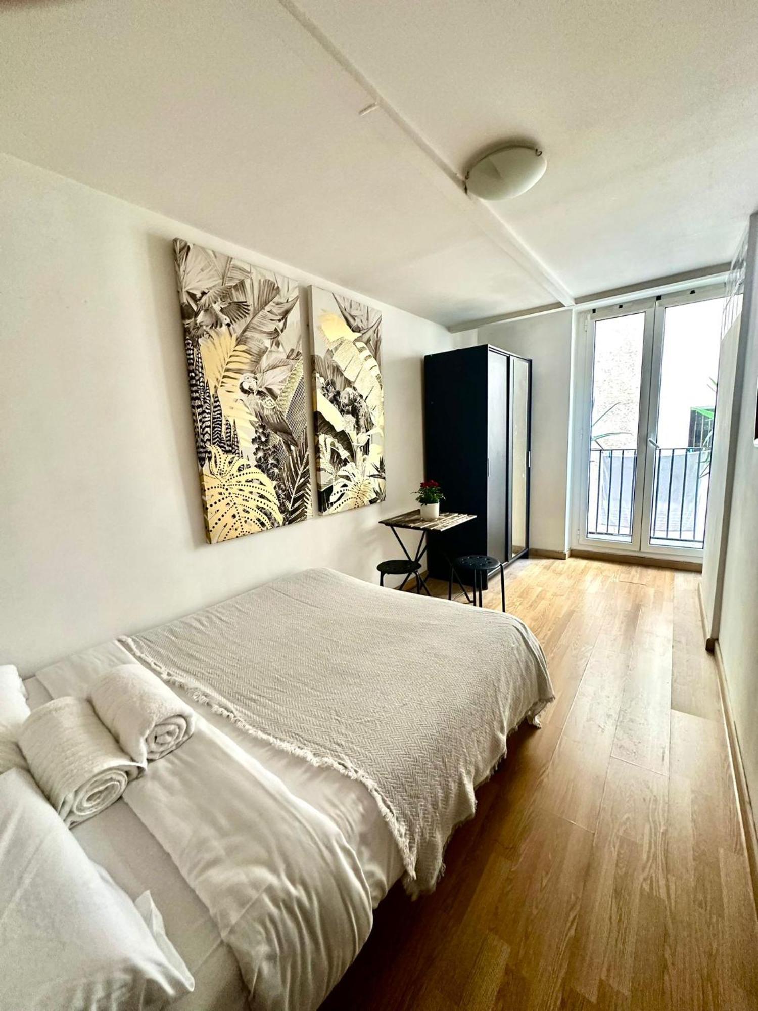 Private Rooms In City Center Барселона Экстерьер фото