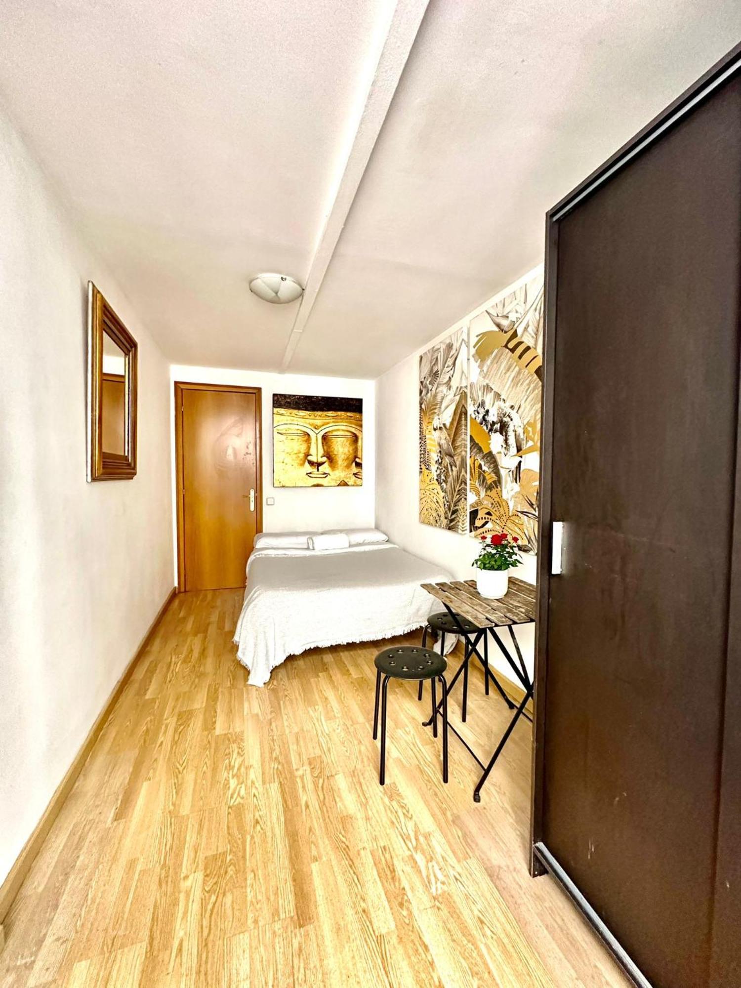 Private Rooms In City Center Барселона Экстерьер фото