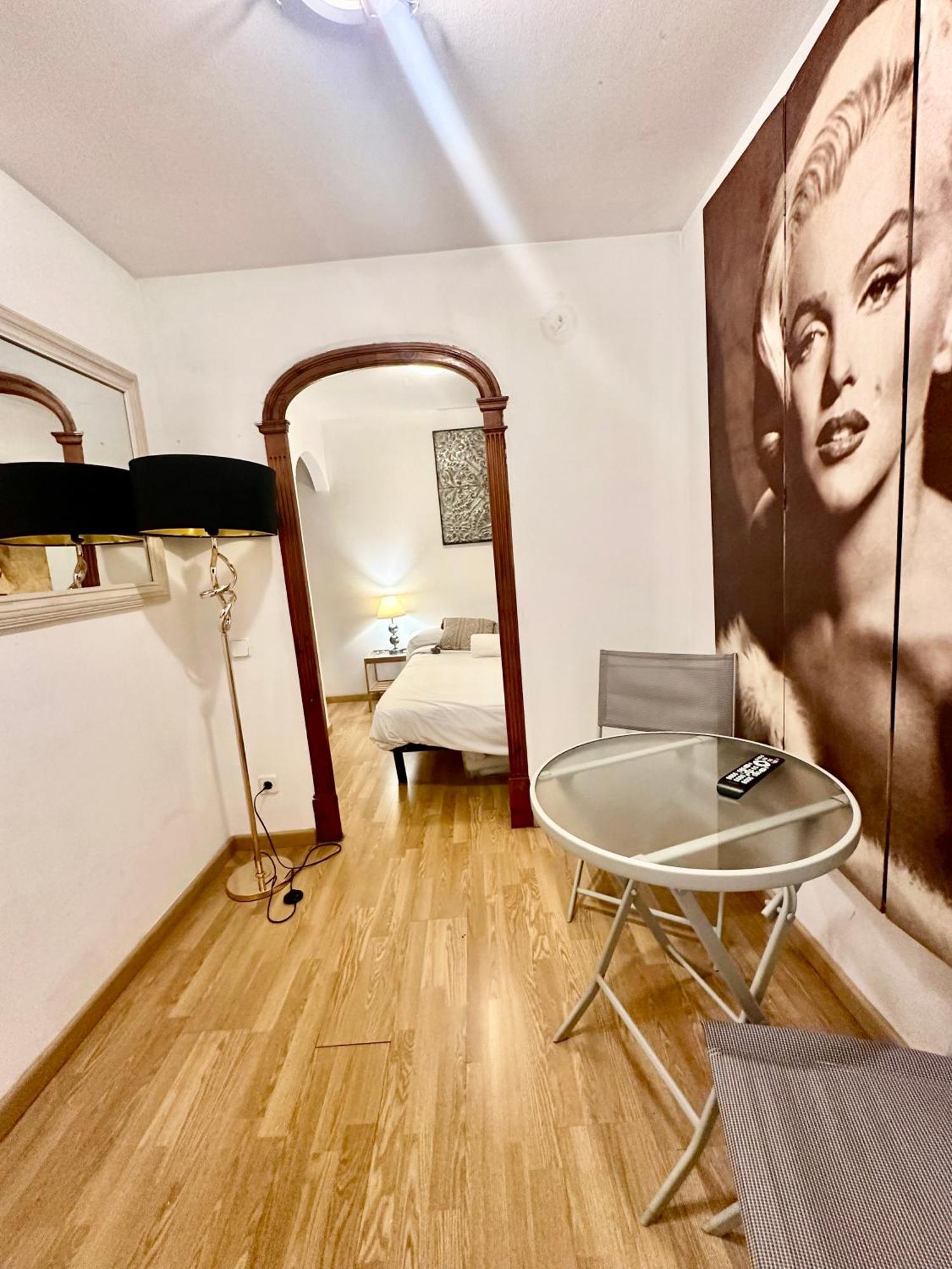 Private Rooms In City Center Барселона Экстерьер фото